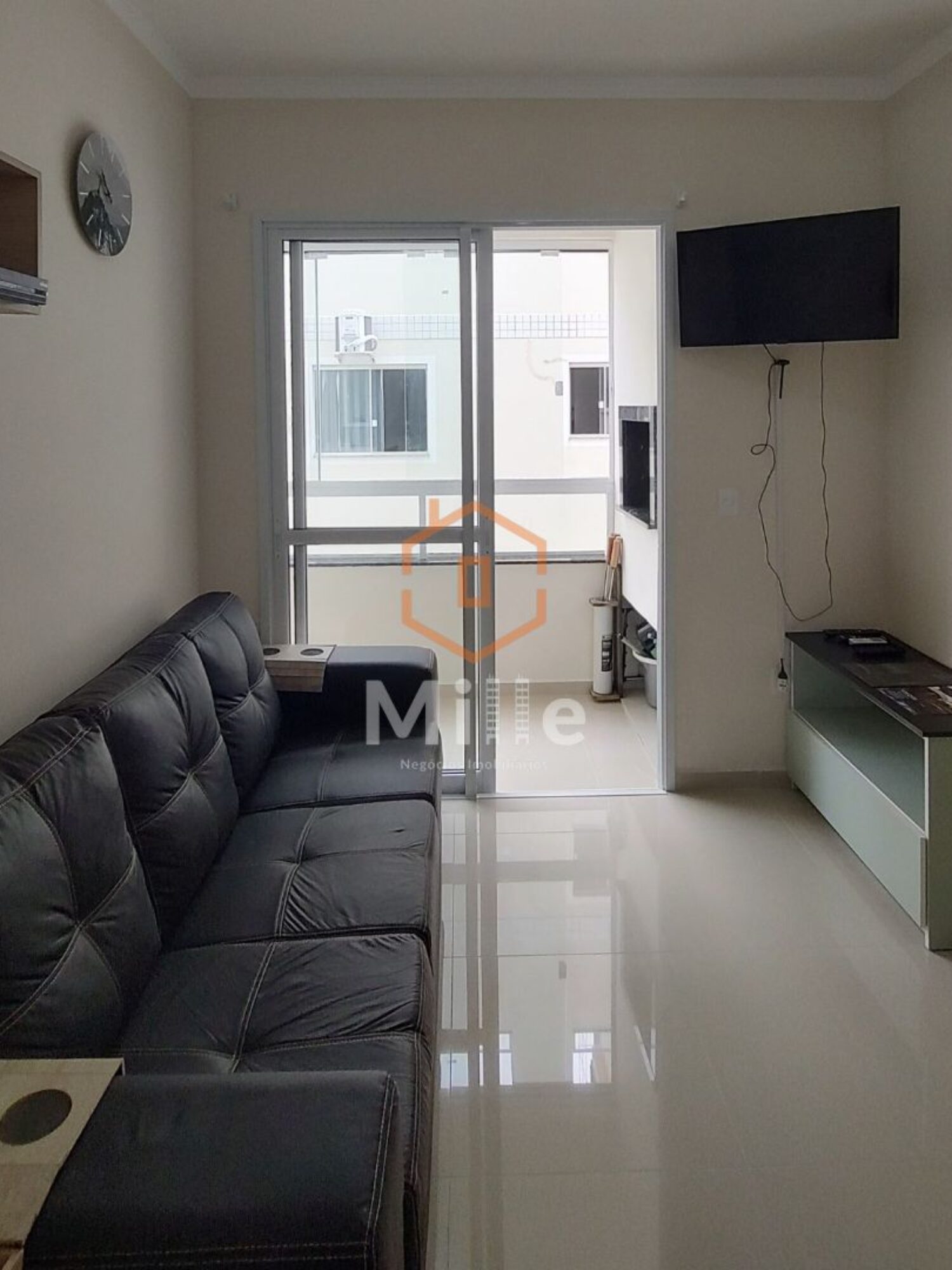 VENDE-SE AP MOBILIADO PERTO DA PRAIA GAIVOTAS INGLESES