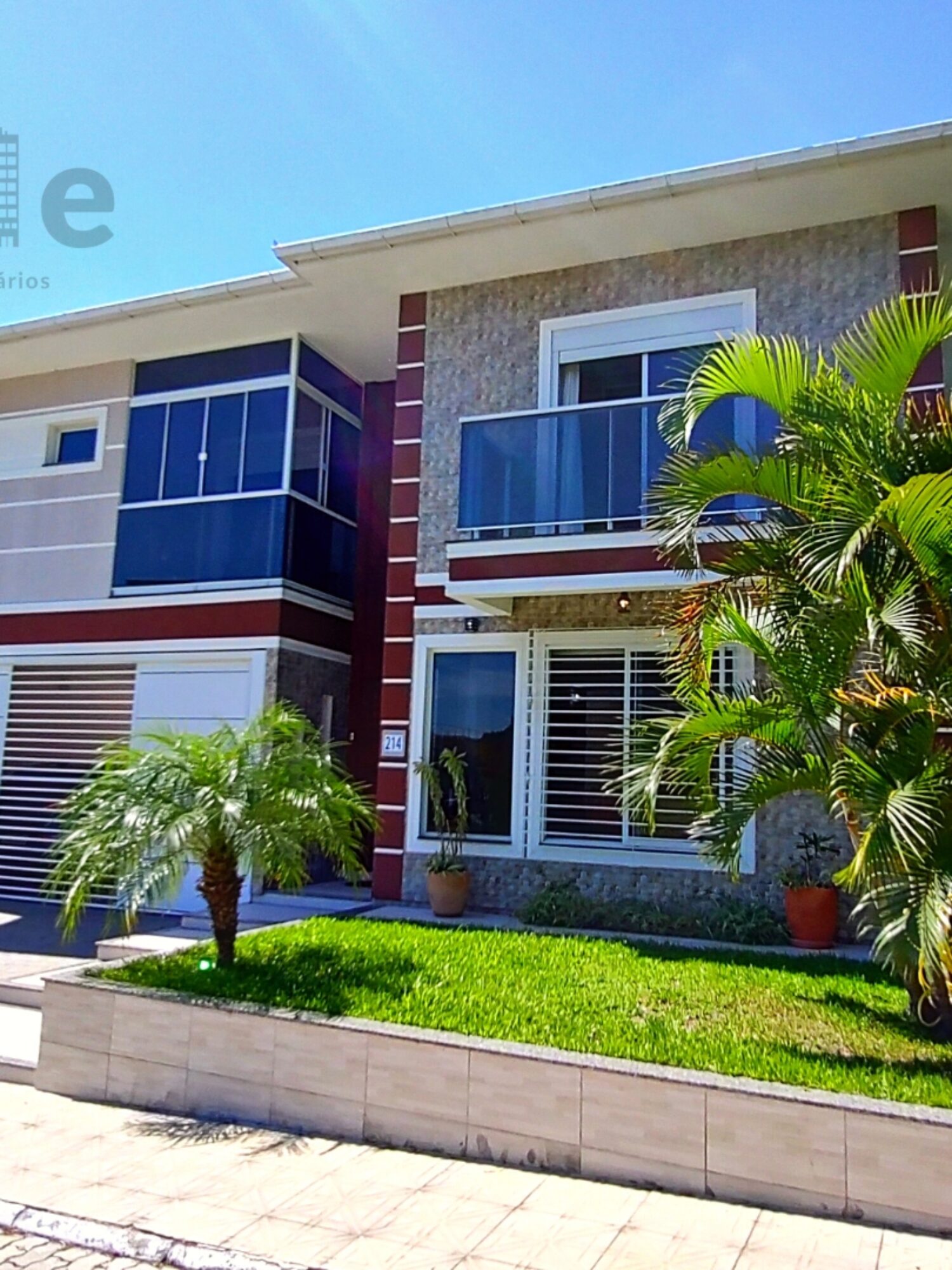 VENDE-SE CASA MODERNA E IMPONENTE EM CONDOMÍNIO FECHADO