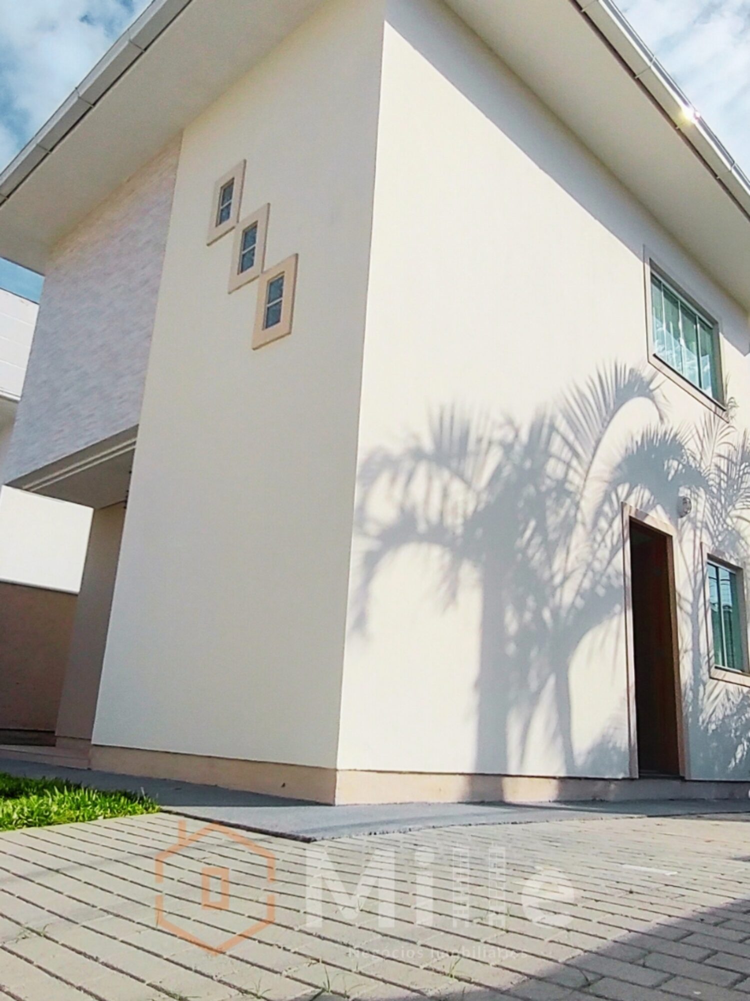 VENDE-SE SOBRADO DUPLEX MOBILIADO QUINTAL INDIVIDUAL