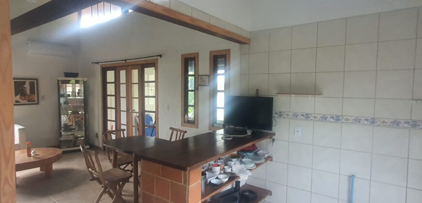 VENDE-SE CASA DE 2 QUARTOS NO RIO VERMELHO