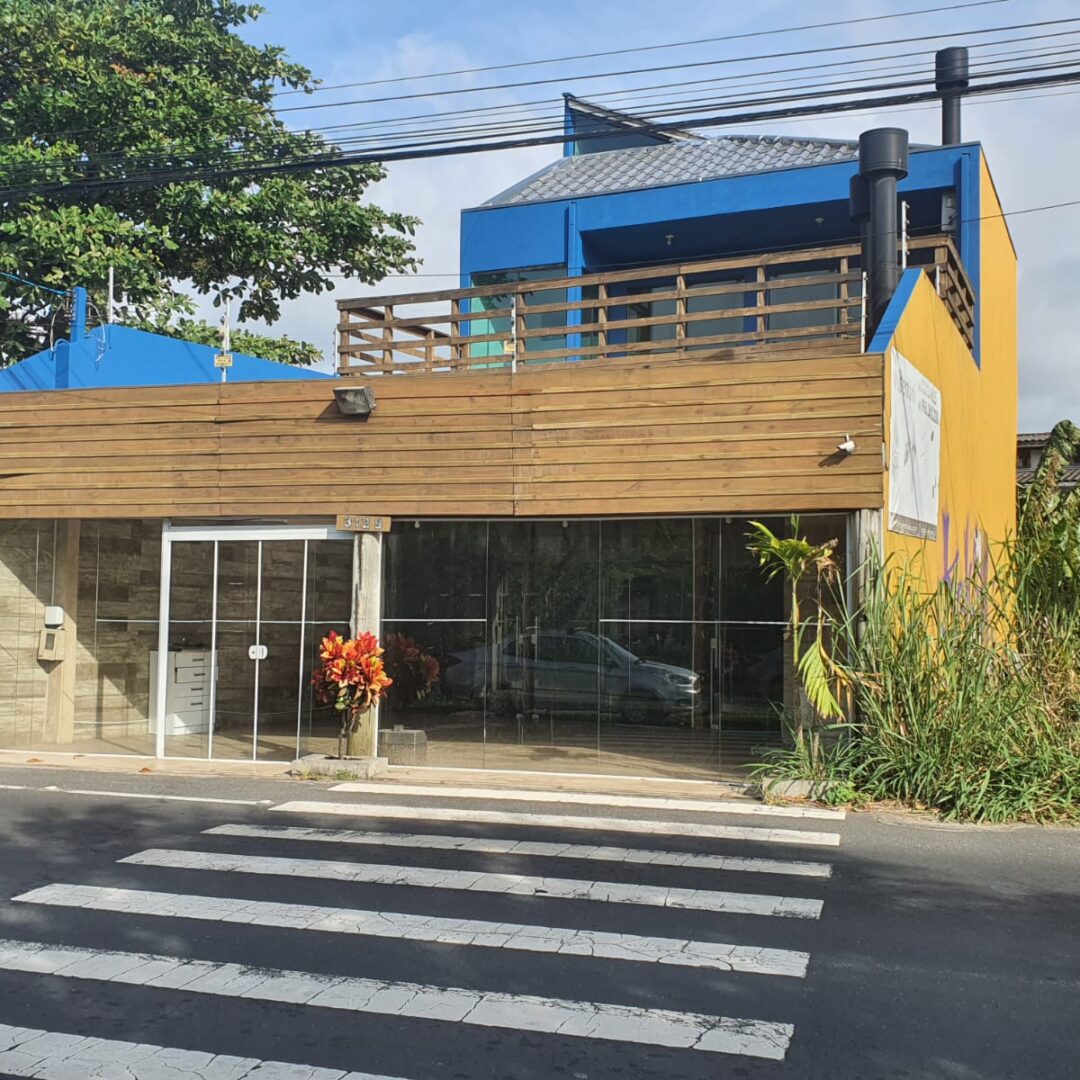 ALUGA-SE CASA COM SALA COMERCIAL E HABITAÇÃO