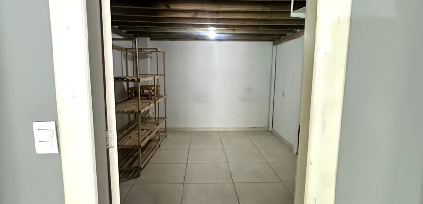 ALUGA-SE CASA COM SALA COMERCIAL E HABITAÇÃO