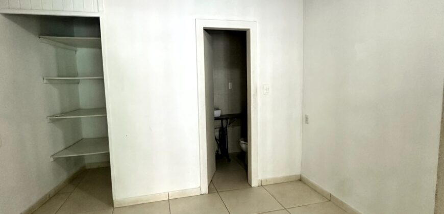 ALUGA-SE CASA COM SALA COMERCIAL E HABITAÇÃO