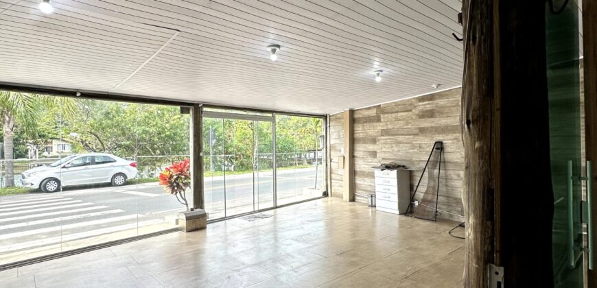 ALUGA-SE CASA COM SALA COMERCIAL E HABITAÇÃO