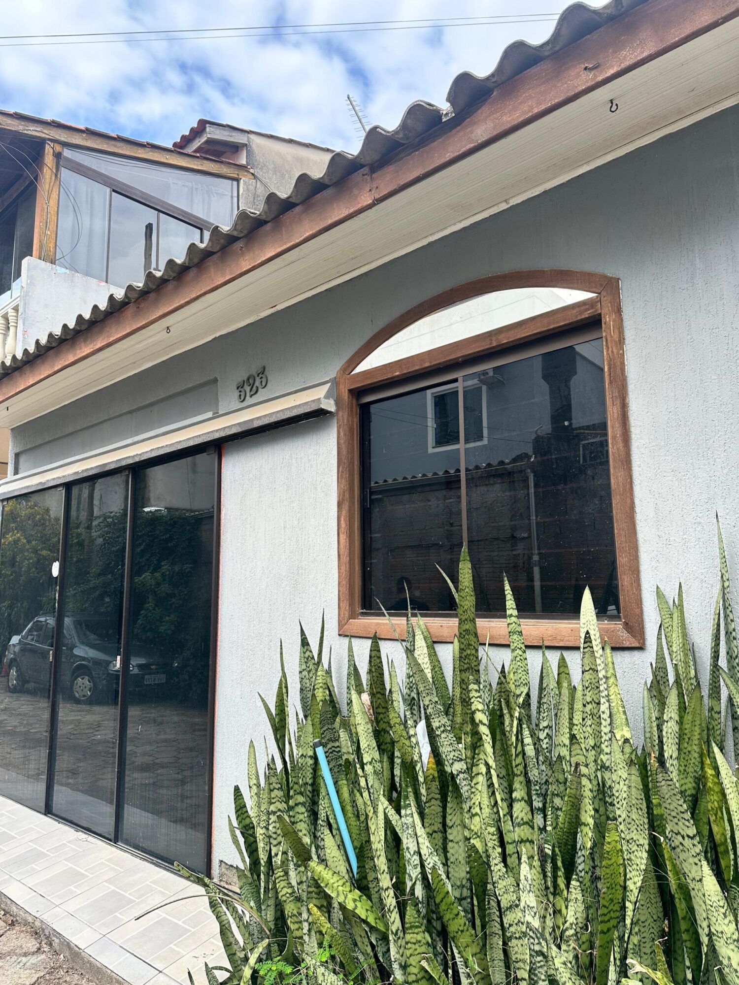 ALUGA-SE CASA COM 2 QUARTOS NO INGLESES