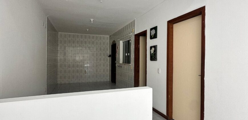 ALUGA-SE CASA COM 2 QUARTOS NO INGLESES