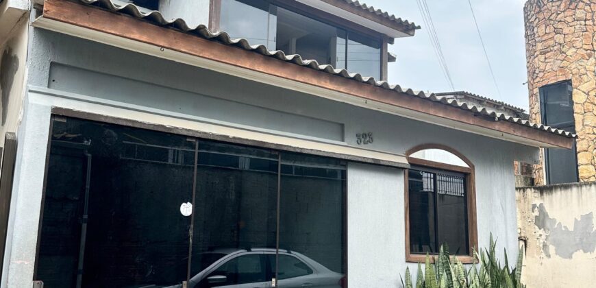 ALUGA-SE CASA COM 2 QUARTOS NO INGLESES