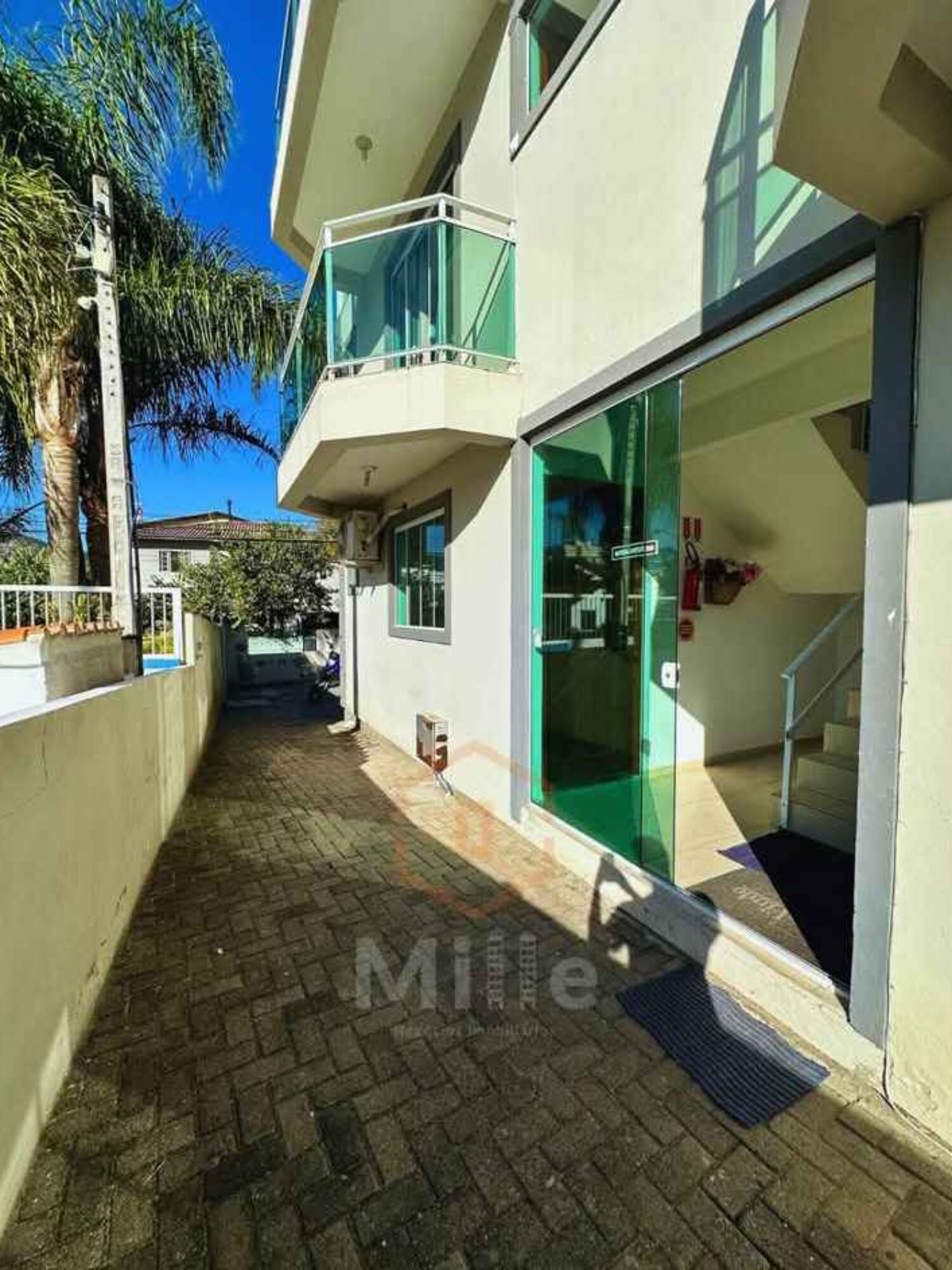 VENDE-SE AP COM SUITE PERTO DA PRAIA