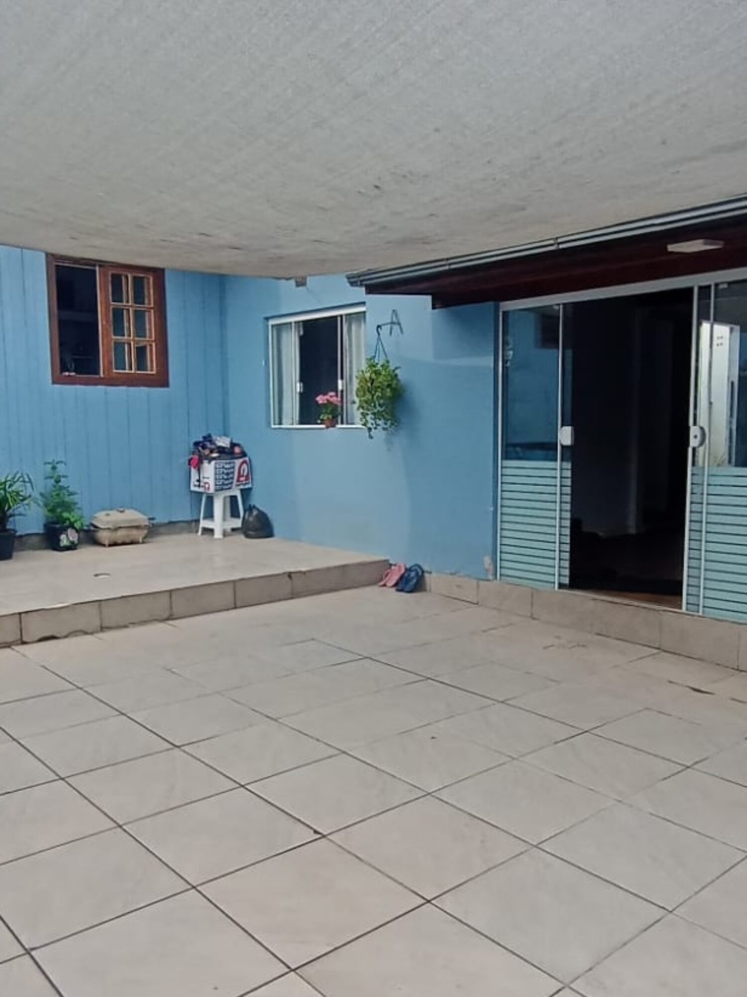 ALUGA-SE CASA INDIVIDUAL COM 2 QUARTOS NO RIO VERMELHO