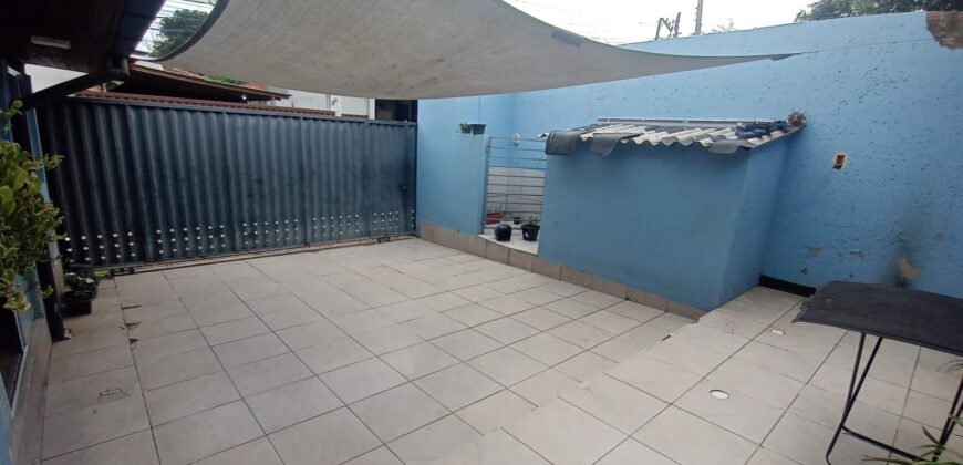 ALUGA-SE CASA INDIVIDUAL COM 2 QUARTOS NO RIO VERMELHO